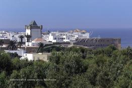 Image du Maroc Professionnelle de  Vue sur l'ancienne fortification Portugaise construite XVIe siècle au milieu de la Kasbah d'Asilah, ville du nord du Maroc sur l'océan Atlantique à 40 km au sud de Tanger, Vendredi 9 Août 2002. (Photo / Abdeljalil Bounhar) 